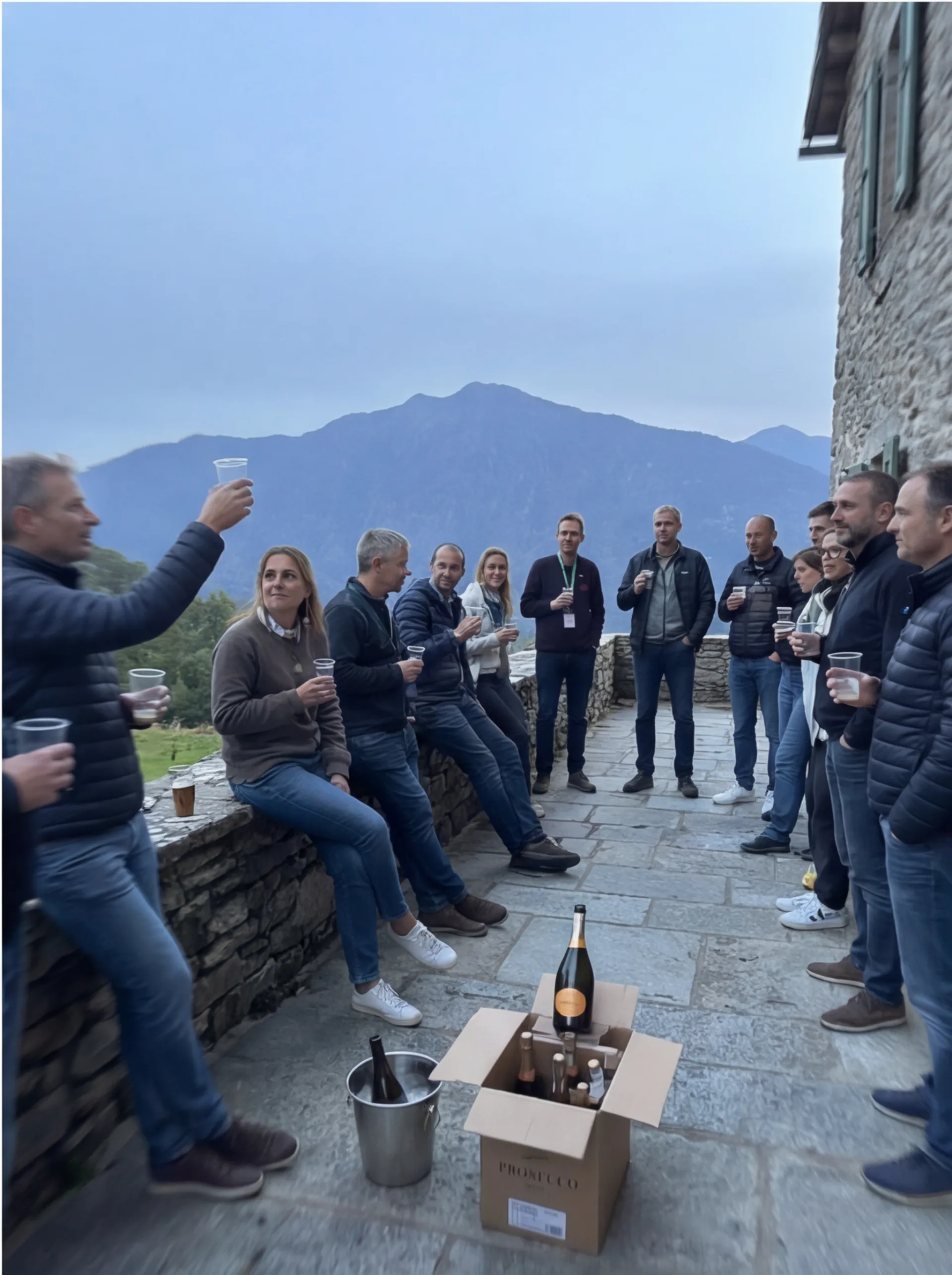 Brindisi con prosecco sulla terrazza con vista montagna